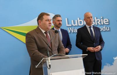 Uczestnicy konferencji prasowej dotyczącej tzw. Nowej Umowy Paradyskiej. Przy mikrofonie członek Zarządu Województwa Lubuskiego Grzegorz Potęga 