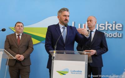 Uczestnicy konferencji prasowej dotyczącej tzw. Nowej Umowy Paradyskiej. Przy mikrofonie Poseł na Sejm RP Waldemar Sługocki. 