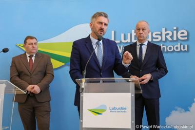 Uczestnicy konferencji prasowej dotyczącej tzw. Nowej Umowy Paradyskiej. Przy mikrofonie Poseł na Sejm RP Waldemar Sługocki. 
