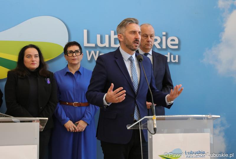 Uczestnicy konferencji prasowej dotyczącej tzw. Nowej Umowy Paradyskiej. Przy mikrofonie Poseł na Sejm RP Waldemar Sługocki.