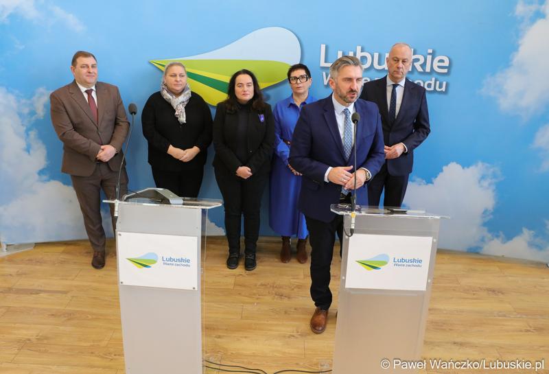 Uczestnicy konferencji prasowej dotyczącej tzw. Nowej Umowy Paradyskiej. Przy mikrofonie Poseł na Sejm RP Waldemar Sługocki.