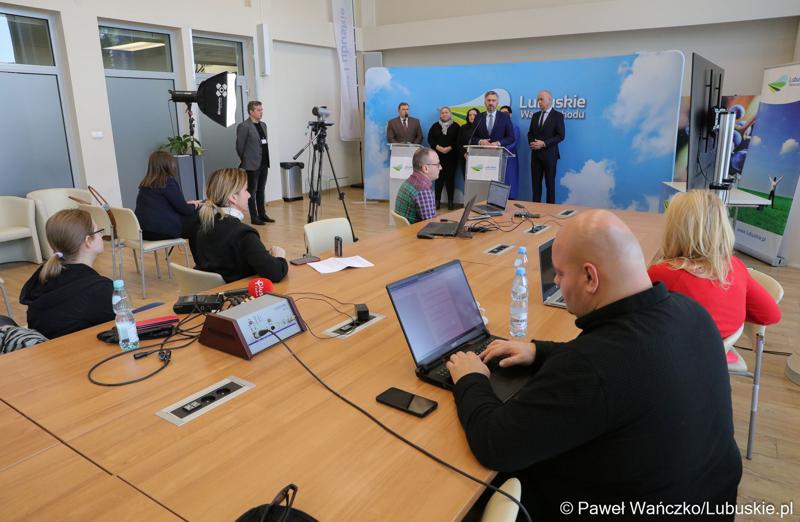 Uczestnicy konferencji prasowej dotyczącej tzw. Nowej Umowy Paradyskiej.