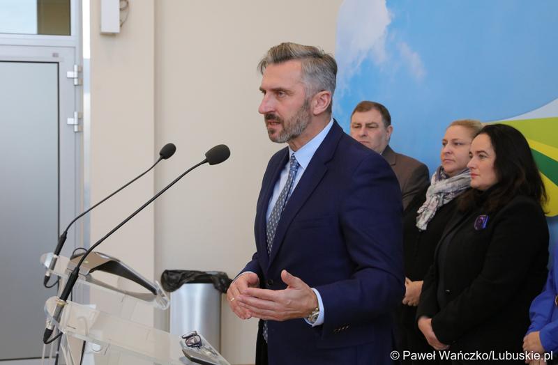 Uczestnicy konferencji prasowej dotyczącej tzw. Nowej Umowy Paradyskiej. Przy mikrofonie Poseł na Sejm RP Waldemar Sługocki.