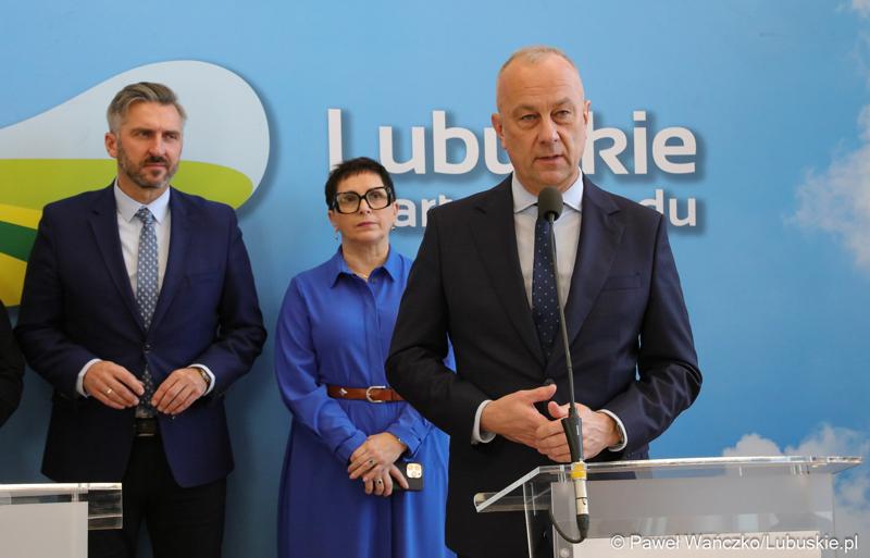 Uczestnicy konferencji prasowej dotyczącej tzw. Nowej Umowy Paradyskiej. Przy mikrofonie marszałek województwa lubuskiego Marcin Jabłoński