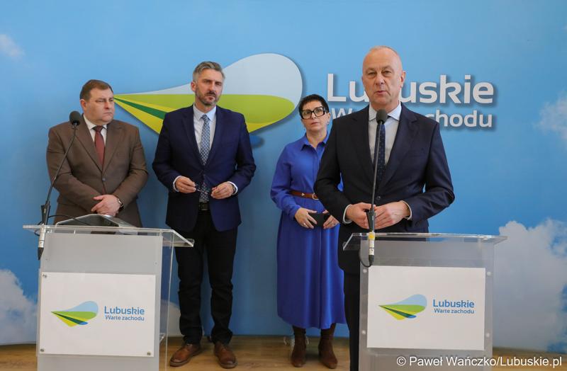 Uczestnicy konferencji prasowej dotyczącej tzw. Nowej Umowy Paradyskiej. Przy mikrofonie marszałek województwa lubuskiego Marcin Jabłoński