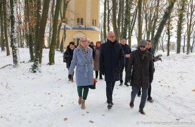 Marszałek Województwa Lubuskiego Marcin Jabłoński (w środku) wraz z uczestnikami briefingu prasowego ogląda zrewitalizowany Park Wolsztyński we Wschowie