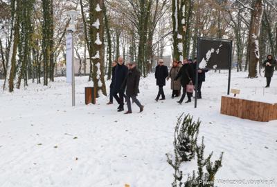 Uczestnicy briefingu prasowego oglądają zrewitalizowany Park Wolsztyński we Wschowie