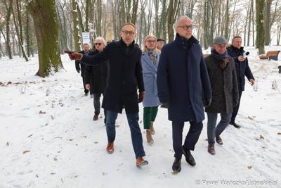 Marszałek Województwa Lubuskiego Marcin Jabłoński i Burmistrz Wschowy Konrad Antkowiak oglądają zrewitalizowany Park Wolsztyński we Wschowie
