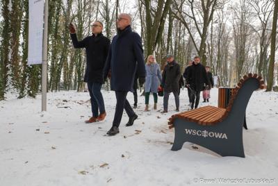 Marszałek Województwa Lubuskiego Marcin Jabłoński i Burmistrz Wschowy Konrad Antkowiak oglądają zrewitalizowany Park Wolsztyński we Wschowie