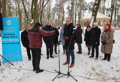 Burmistrz Wschowy Konrad Antkowiak przemawia podczas briefingu prasowego związanego z otwarciem zrewitalizowanego Parku Wolsztyńskiego we Wschowie
