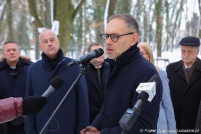 Burmistrz Wschowy Konrad Antkowiak przemawia podczas briefingu prasowego związanego z otwarciem zrewitalizowanego Parku Wolsztyńskiego we Wschowie