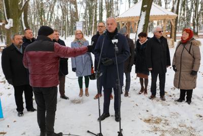 Marszałek Województwa Lubuskiego Marcin Jabłoński przemawia podczas briefingu prasowego związanego z otwarciem zrewitalizowanego Parku Wolsztyńskiego we Wschowie