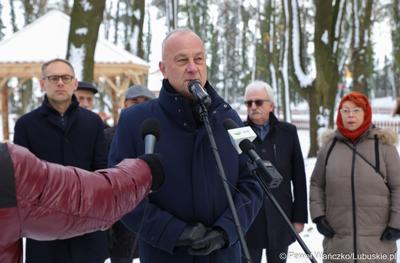 Marszałek Województwa Lubuskiego Marcin Jabłoński przemawia podczas briefingu prasowego związanego z otwarciem zrewitalizowanego Parku Wolsztyńskiego we Wschowie