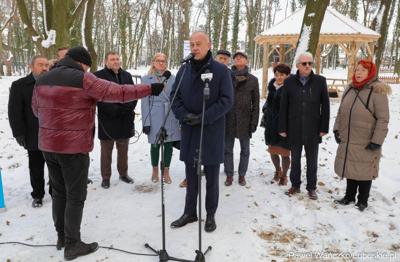 Marszałek Województwa Lubuskiego Marcin Jabłoński przemawia podczas briefingu prasowego związanego z otwarciem zrewitalizowanego Parku Wolsztyńskiego we Wschowie