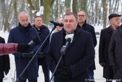 Członek Zarządu Województwa Lubuskiego Grzegorz Potega przemawia podczas briefingu prasowego związanego z otwarciem zrewitalizowanego Parku Wolsztyńskiego we Wschowie