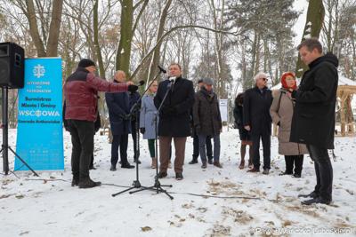 Członek Zarządu Województwa Lubuskiego Grzegorz Potega przemawia podczas briefingu prasowego związanego z otwarciem zrewitalizowanego Parku Wolsztyńskiego we Wschowie
