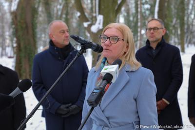 Radna wojewódzka Małgorzata Słowińska-Paluch przemawia podczas briefingu prasowego związanego z otwarciem zrewitalizowanego Parku Wolsztyńskiego we Wschowie