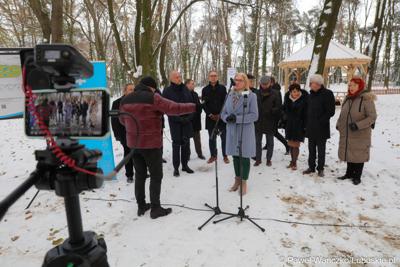 Radna wojewódzka Małgorzata Słowińska-Paluch przemawia podczas briefingu prasowego związanego z otwarciem zrewitalizowanego Parku Wolsztyńskiego we Wschowie