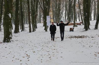 Poseł na Sejm RP Waldemar Sługocki oraz dyr Słowomir Kotylak Departamentu Infrastruktury i Komunikacji UMWL w Parku Wolsztyńskim we Wschowie