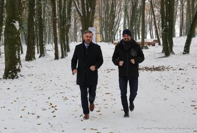 Poseł na Sejm RP Waldemar Sługocki oraz dyr Słowomir Kotylak Departamentu Infrastruktury i Komunikacji UMWL w Parku Wolsztyńskim we Wschowie