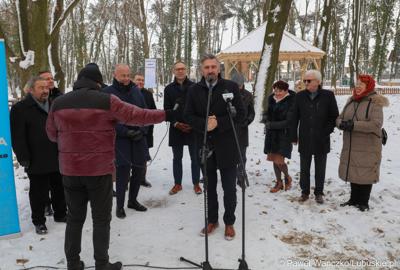 Poseł na Sejm RP Waldemar Sługocki przemawia podczas briefingu prasowego związanego z otwarciem zrewitalizowanego Parku Wolsztyńskiego we Wschowie