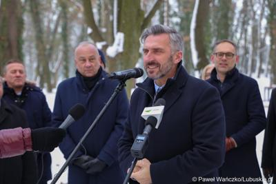 Poseł na Sejm RP Waldemar Sługocki przemawia podczas briefingu prasowego związanego z otwarciem zrewitalizowanego Parku Wolsztyńskiego we Wschowie
