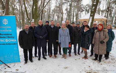 Uczestnicy briefingu prasowego związanego z otwarciem zrewitalizowanego Parku Wolsztyńskiego we Wschowie