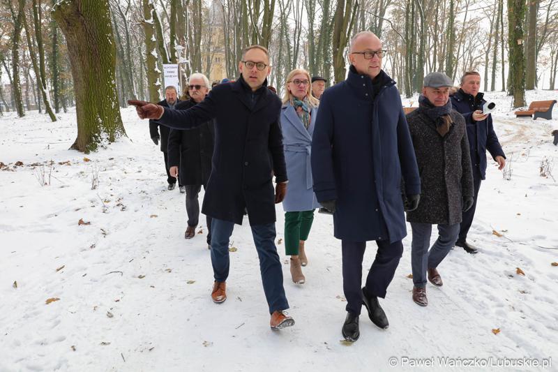 Marszałek Województwa Lubuskiego Marcin Jabłoński i Burmistrz Wschowy Konrad Antkowiak oglądają zrewitalizowany Park Wolsztyński we Wschowie