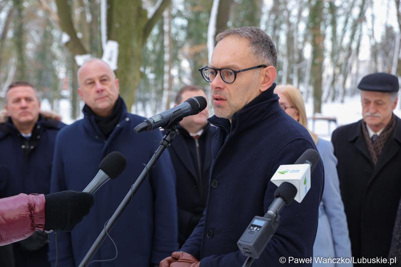 Burmistrz Wschowy Konrad Antkowiak przemawia podczas briefingu prasowego związanego z otwarciem zrewitalizowanego Parku Wolsztyńskiego we Wschowie