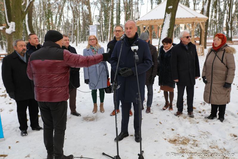 Marszałek Województwa Lubuskiego Marcin Jabłoński przemawia podczas briefingu prasowego związanego z otwarciem zrewitalizowanego Parku Wolsztyńskiego we Wschowie