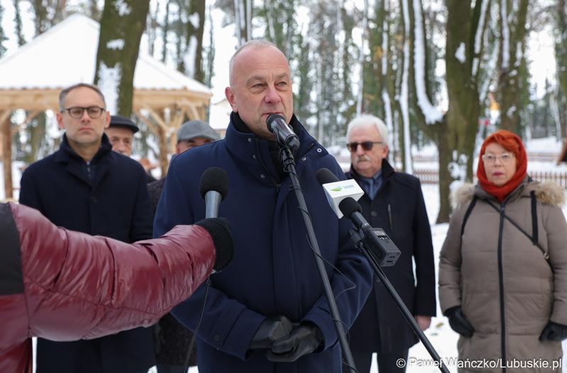 Marszałek Województwa Lubuskiego Marcin Jabłoński przemawia podczas briefingu prasowego związanego z otwarciem zrewitalizowanego Parku Wolsztyńskiego we Wschowie