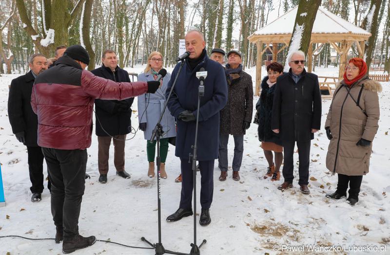 Marszałek Województwa Lubuskiego Marcin Jabłoński przemawia podczas briefingu prasowego związanego z otwarciem zrewitalizowanego Parku Wolsztyńskiego we Wschowie