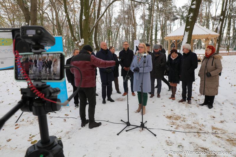 Radna wojewódzka Małgorzata Słowińska-Paluch przemawia podczas briefingu prasowego związanego z otwarciem zrewitalizowanego Parku Wolsztyńskiego we Wschowie