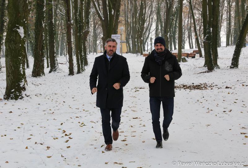 Poseł na Sejm RP Waldemar Sługocki oraz dyr Słowomir Kotylak Departamentu Infrastruktury i Komunikacji UMWL w Parku Wolsztyńskim we Wschowie