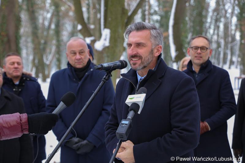 Poseł na Sejm RP Waldemar Sługocki przemawia podczas briefingu prasowego związanego z otwarciem zrewitalizowanego Parku Wolsztyńskiego we Wschowie
