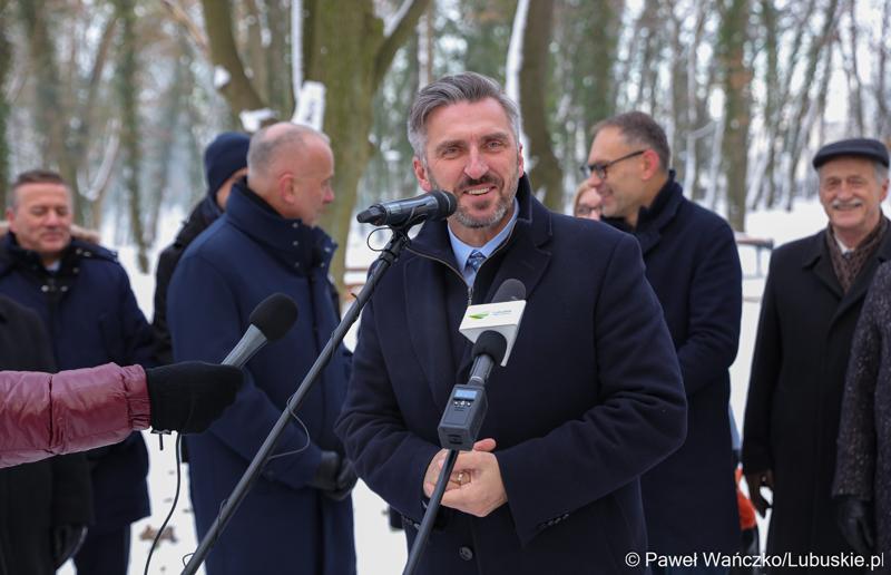 Poseł na Sejm RP Waldemar Sługocki przemawia podczas briefingu prasowego związanego z otwarciem zrewitalizowanego Parku Wolsztyńskiego we Wschowie