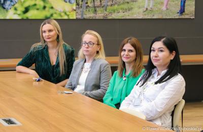 Pracowniczki urzędu marszałkowskiego uhonorowane za długoletni staż pracy

