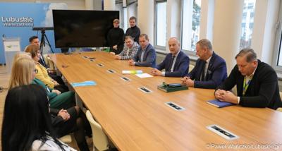 Spotkanie Zarządu Województwa Lubuskiego z pracownikami urzędu marszałkowskiego uhonorowanymi za długoletni staż pracy.

