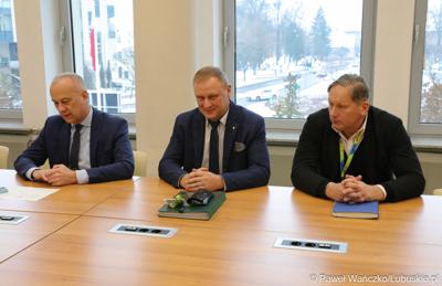 Od lewej: Marszałek Województwa Lubuskiego Marcin Jabłoński, dyr Departamentu Infrastruktury Społecznej Mirosław Glaz oraz zastępca dyr. Departamentu Infrastruktury Społecznej Andrzej Ziarek
