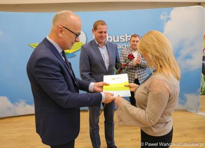 Marszałek Marcin Jabłoński wraz z wicemarszałkiem Łukaszem Porycki oraz członkiem zarządu woj. lubuskiego Grzegorzem Potęgą uhonorował pracowników urzędu marszałkowskiego za długoletni staż pracy