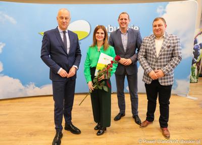 Marszałek Marcin Jabłoński wraz z wicemarszałkiem Łukaszem Porycki oraz członkiem zarządu woj. lubuskiego Grzegorzem Potęgą uhonorował pracowników urzędu marszałkowskiego za długoletni staż pracy