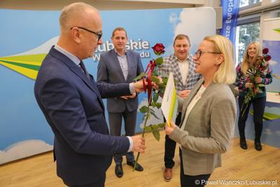Marszałek Marcin Jabłoński wraz z wicemarszałkiem Łukaszem Porycki oraz członkiem zarządu woj. lubuskiego Grzegorzem Potęgą uhonorował pracowników urzędu marszałkowskiego za długoletni staż pracy