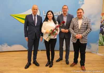 Marszałek Marcin Jabłoński wraz z wicemarszałkiem Łukaszem Porycki oraz członkiem zarządu woj. lubuskiego Grzegorzem Potęgą uhonorował pracowników urzędu marszałkowskiego za długoletni staż pracy