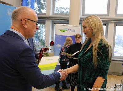 Zarząd Województwa Lubuskiego uhonorował pracowników urzędu marszałkowskiego za długoletni staż pracy.
