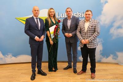 Marszałek Marcin Jabłoński wraz z wicemarszałkiem Łukaszem Porycki oraz członkiem zarządu woj. lubuskiego Grzegorzem Potęgą uhonorował pracowników urzędu marszałkowskiego za długoletni staż pracy
