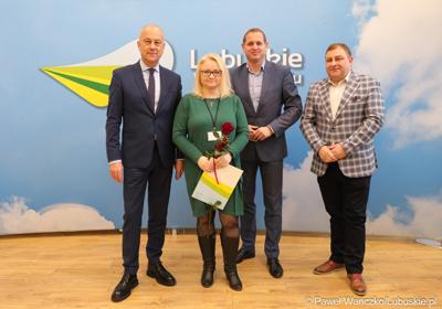 Marszałek Marcin Jabłoński wraz z wicemarszałkiem Łukaszem Porycki oraz członkiem zarządu woj. lubuskiego Grzegorzem Potęgą uhonorował pracowników urzędu marszałkowskiego za długoletni staż pracy