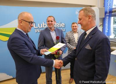 Marszałek Marcin Jabłoński wraz z wicemarszałkiem Łukaszem Porycki oraz członkiem zarządu woj. lubuskiego Grzegorzem Potęgą uhonorował pracowników urzędu marszałkowskiego za długoletni staż pracy