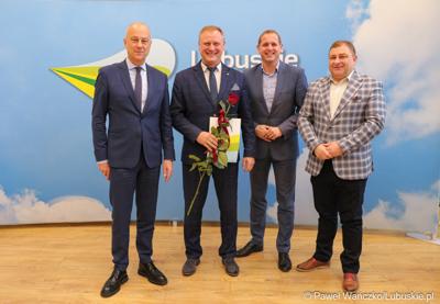 Marszałek Marcin Jabłoński wraz z wicemarszałkiem Łukaszem Porycki oraz członkiem zarządu woj. lubuskiego Grzegorzem Potęgą uhonorował pracowników urzędu marszałkowskiego za długoletni staż pracy