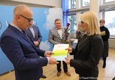 Marszałek Marcin Jabłoński wraz z wicemarszałkiem Łukaszem Porycki oraz członkiem zarządu woj. lubuskiego Grzegorzem Potęgą uhonorował pracowników urzędu marszałkowskiego za długoletni staż pracy