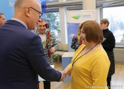 Marszałek Marcin Jabłoński wraz z wicemarszałkiem Łukaszem Porycki oraz członkiem zarządu woj. lubuskiego Grzegorzem Potęgą uhonorował pracowników urzędu marszałkowskiego za długoletni staż pracy